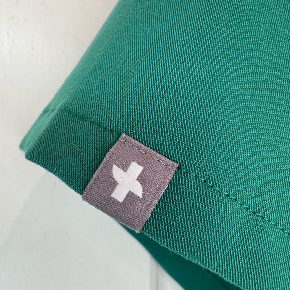 Figs Indocyanine Green Scrub Set- Medium Petite 💚 - Picture 12 of 14